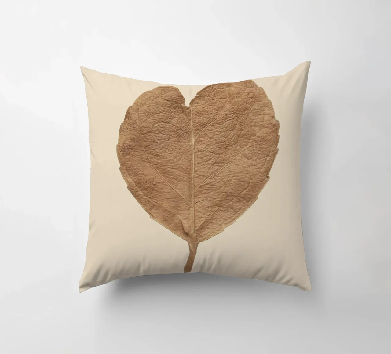 Amore duraturo - Foglie secche a forma di cuore cuscino da Curious Collections by Marielle Leenders