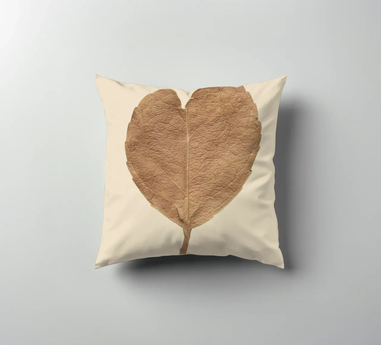 Amore duraturo - Foglie secche a forma di cuore cuscino da Curious Collections by Marielle Leenders