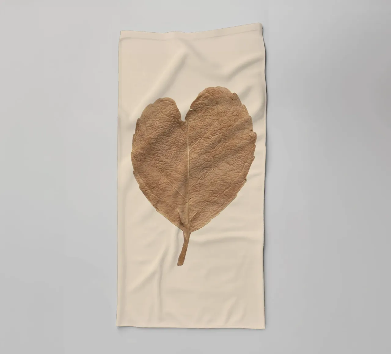 Amore duraturo - Foglie secche a forma di cuore asciugamano da bagno da Curious Collections by Marielle Leenders