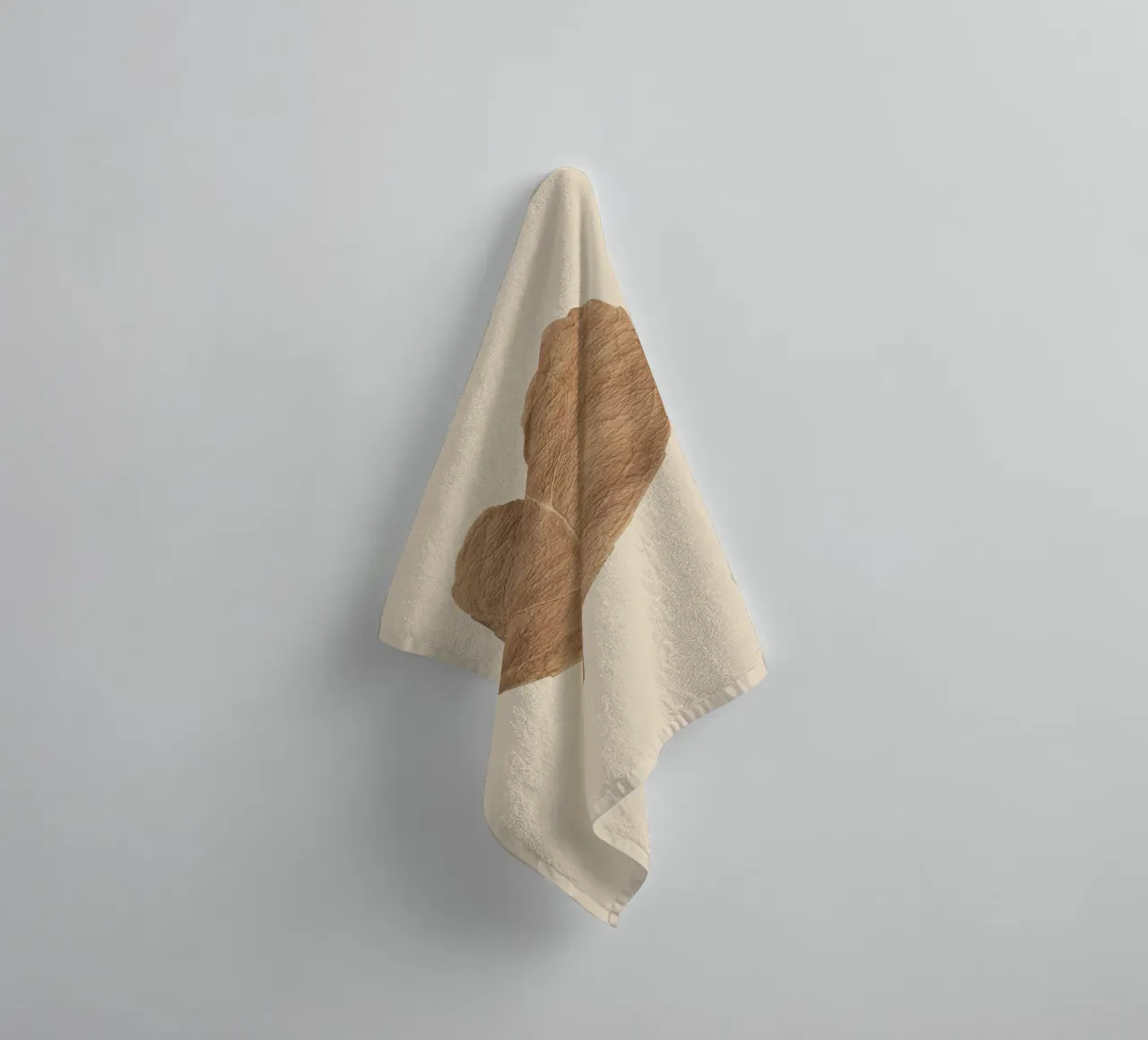 Amore duraturo - Foglie secche a forma di cuore asciugamano da bagno da Curious Collections by Marielle Leenders