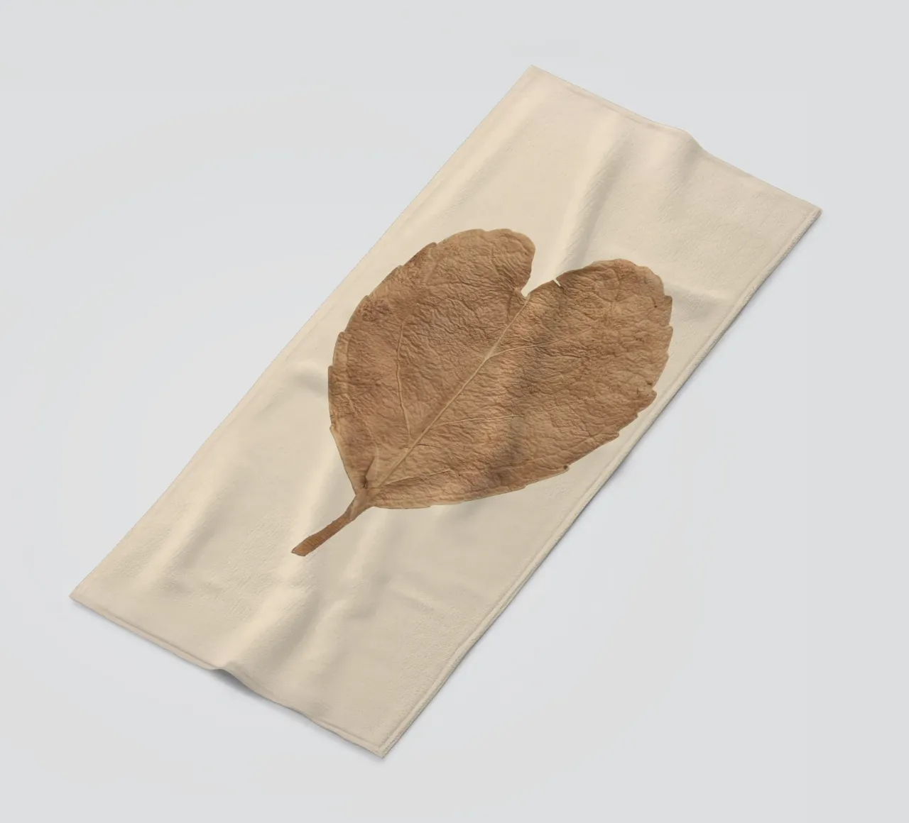 Amore duraturo - Foglie secche a forma di cuore telo mare da Curious Collections by Marielle Leenders