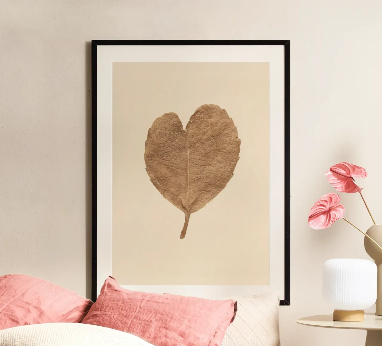 Amore duraturo - Foglie secche a forma di cuore poster con telaio in alluminio da Curious Collections by Marielle Leenders