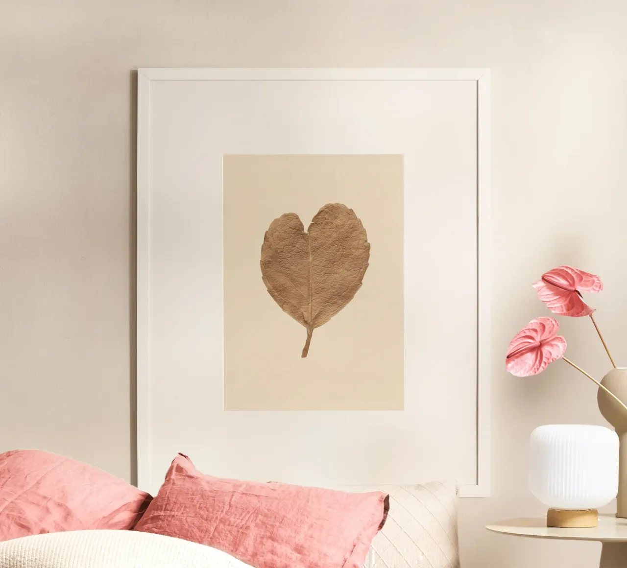 Amore duraturo - Foglie secche a forma di cuore poster con telaio in alluminio da Curious Collections by Marielle Leenders