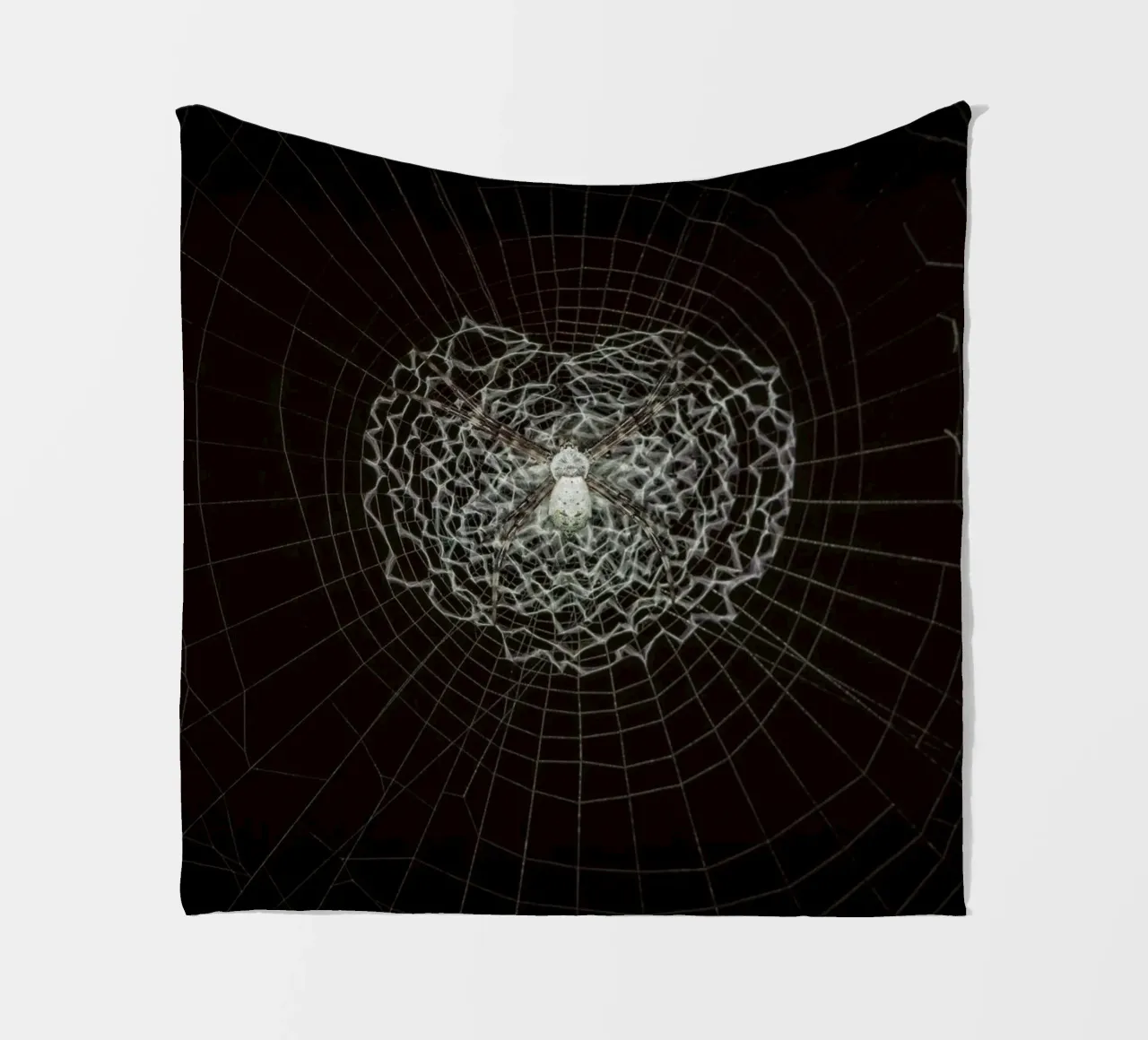 Ein Netz der Liebe - Die Spinne webt das Netz der Liebe Fleecedecke von Curious Collections by Marielle Leenders