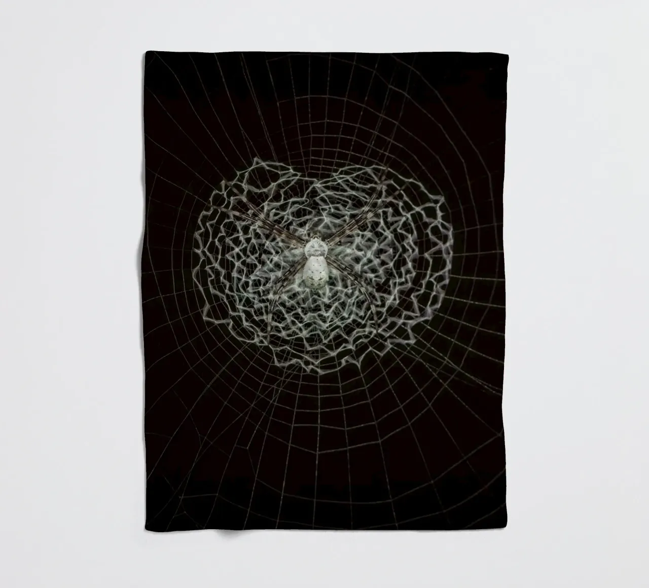 Ein Netz der Liebe - Die Spinne webt das Netz der Liebe Fleecedecke von Curious Collections by Marielle Leenders