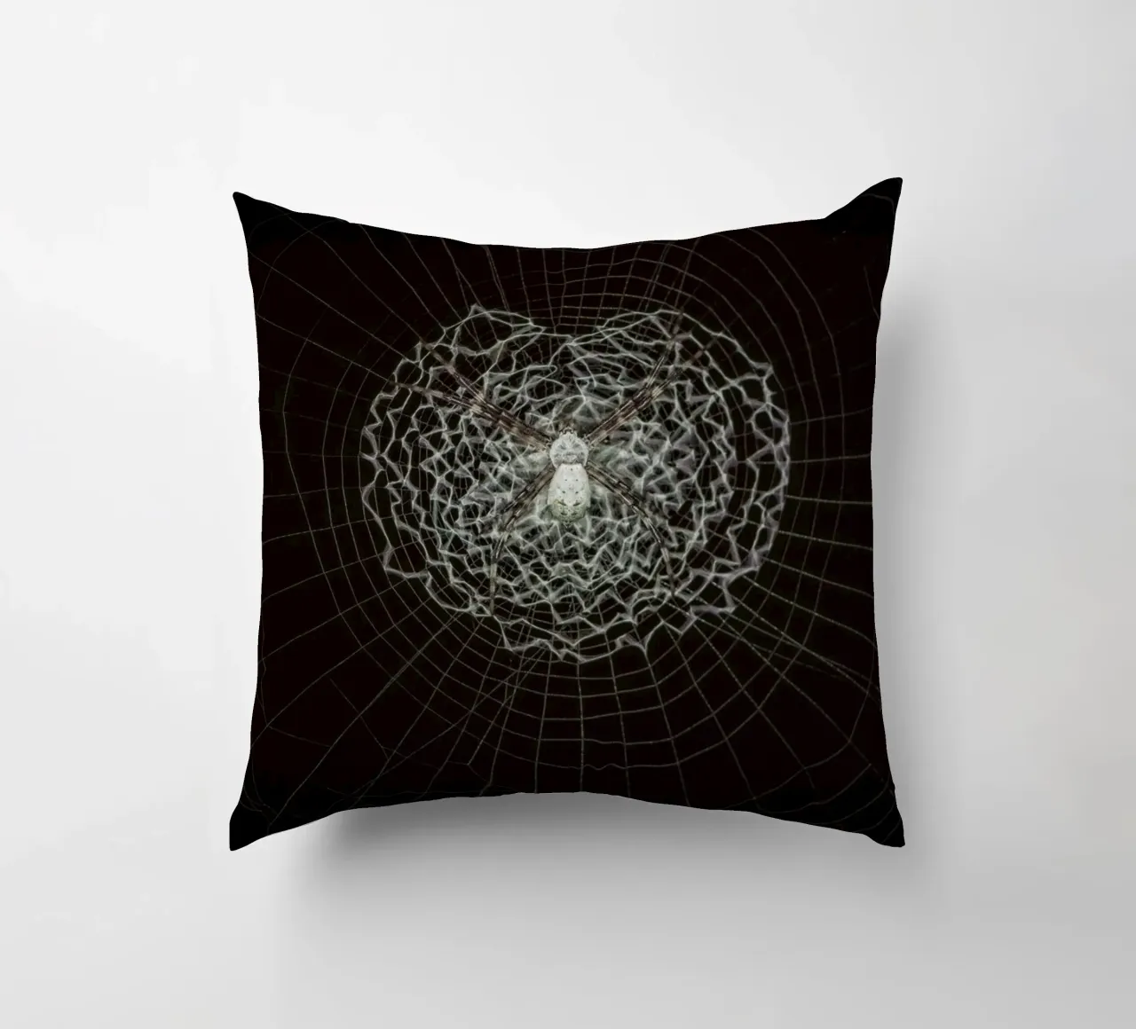 Ein Netz der Liebe - Die Spinne webt das Netz der Liebe Kissen von Curious Collections by Marielle Leenders