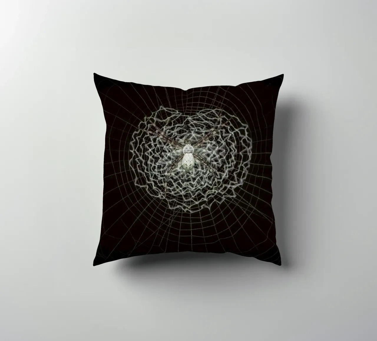 Ein Netz der Liebe - Die Spinne webt das Netz der Liebe Kissen von Curious Collections by Marielle Leenders