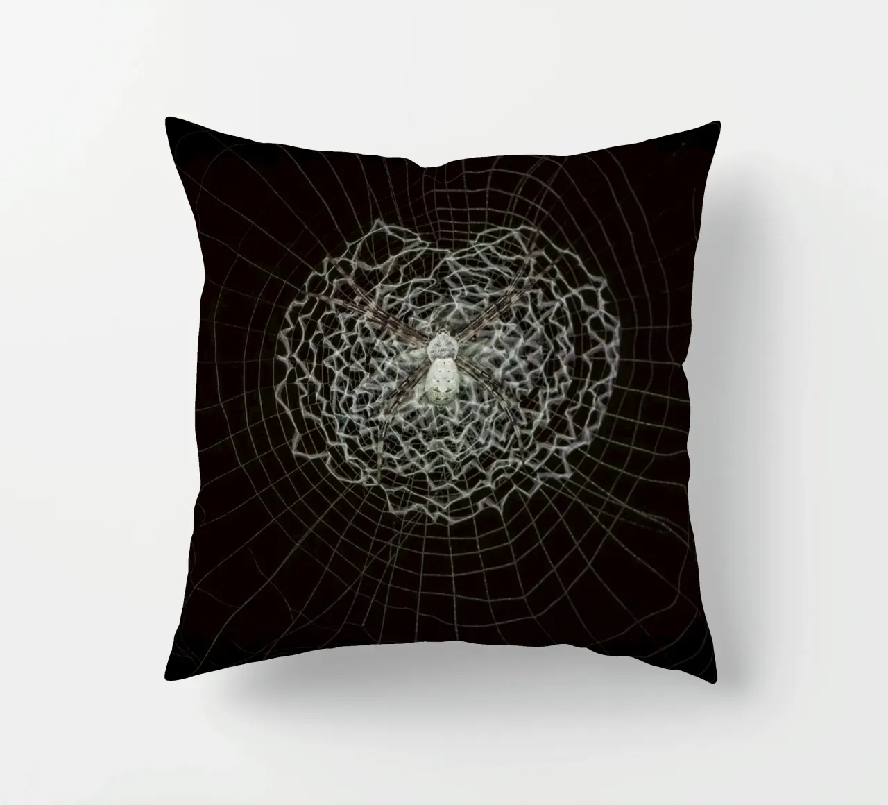 Ein Netz der Liebe - Die Spinne webt das Netz der Liebe Kissen von Curious Collections by Marielle Leenders