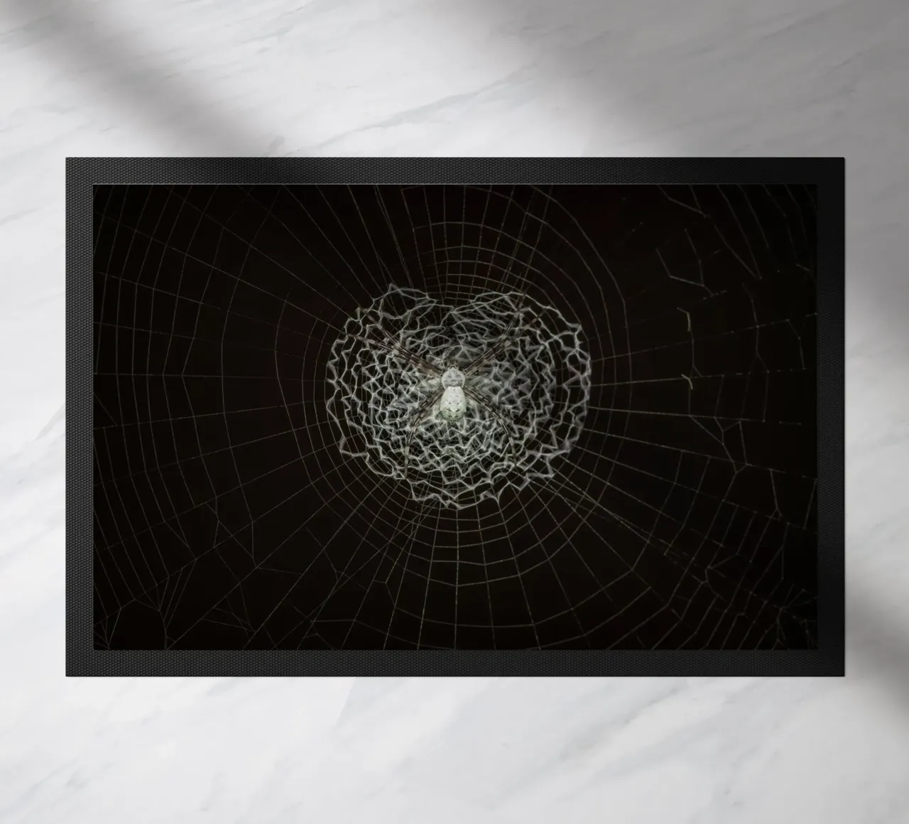 Ein Netz der Liebe - Die Spinne webt das Netz der Liebe Fußmatte von Curious Collections by Marielle Leenders