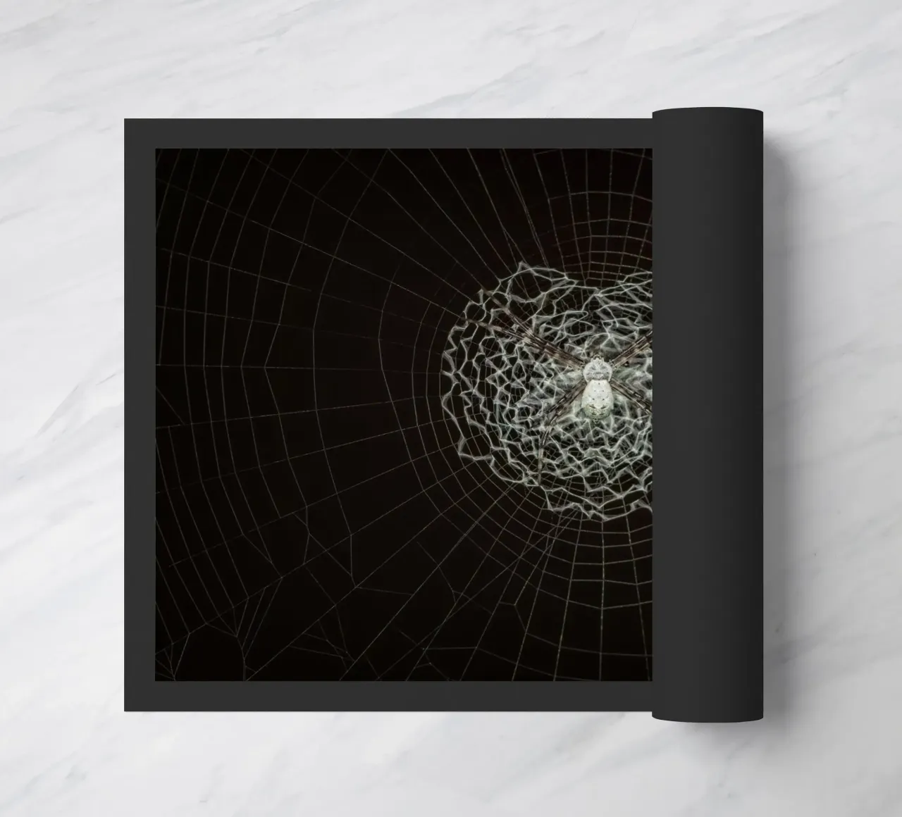 Ein Netz der Liebe - Die Spinne webt das Netz der Liebe Fußmatte von Curious Collections by Marielle Leenders