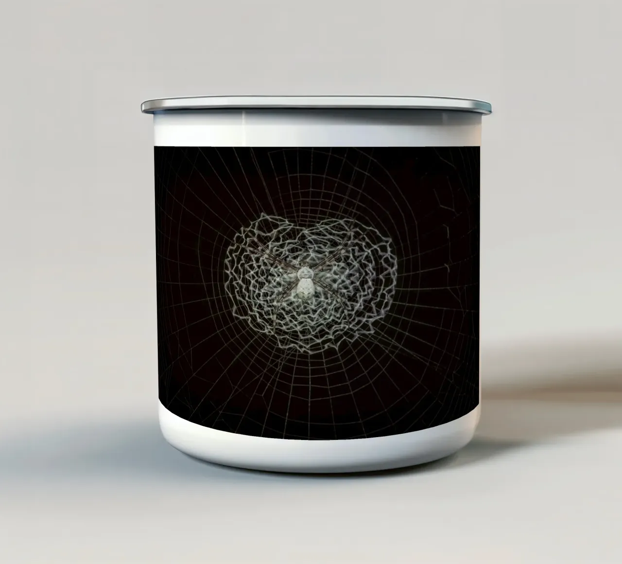 Ein Netz der Liebe - Die Spinne webt das Netz der Liebe Emaille Tasse von Curious Collections by Marielle Leenders