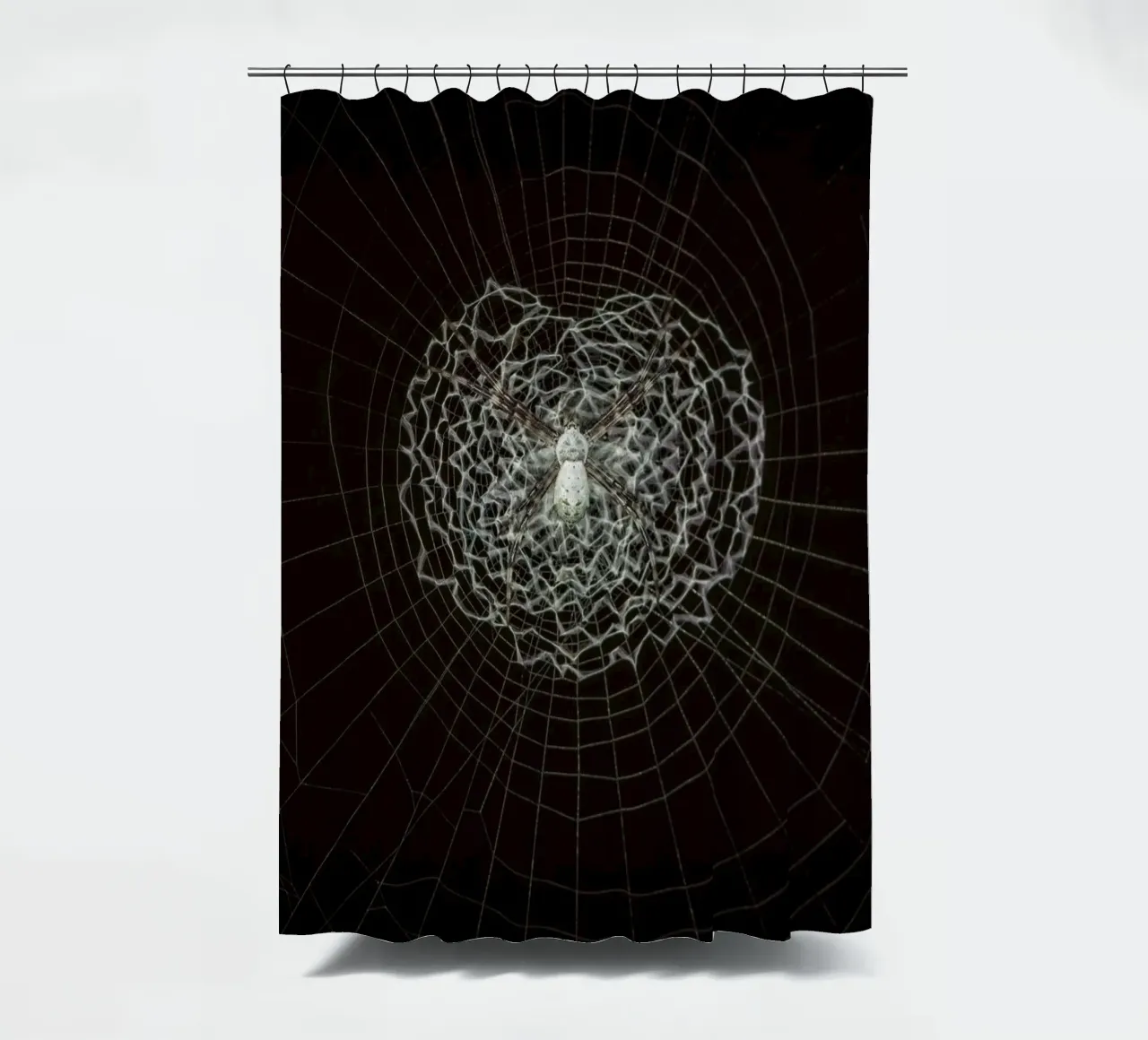 Ein Netz der Liebe - Die Spinne webt das Netz der Liebe Duschvorhang von Curious Collections by Marielle Leenders