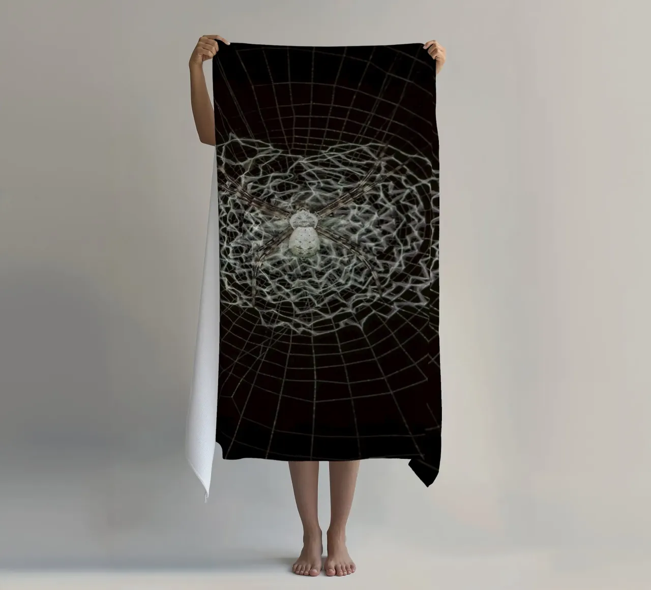 Ein Netz der Liebe - Die Spinne webt das Netz der Liebe Strandtuch von Curious Collections by Marielle Leenders