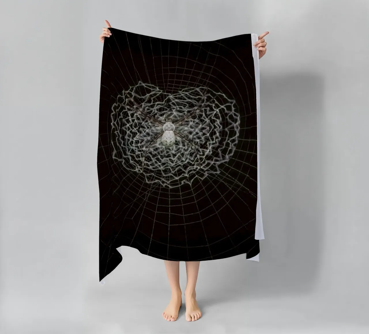 Ein Netz der Liebe - Die Spinne webt das Netz der Liebe Strandtuch von Curious Collections by Marielle Leenders