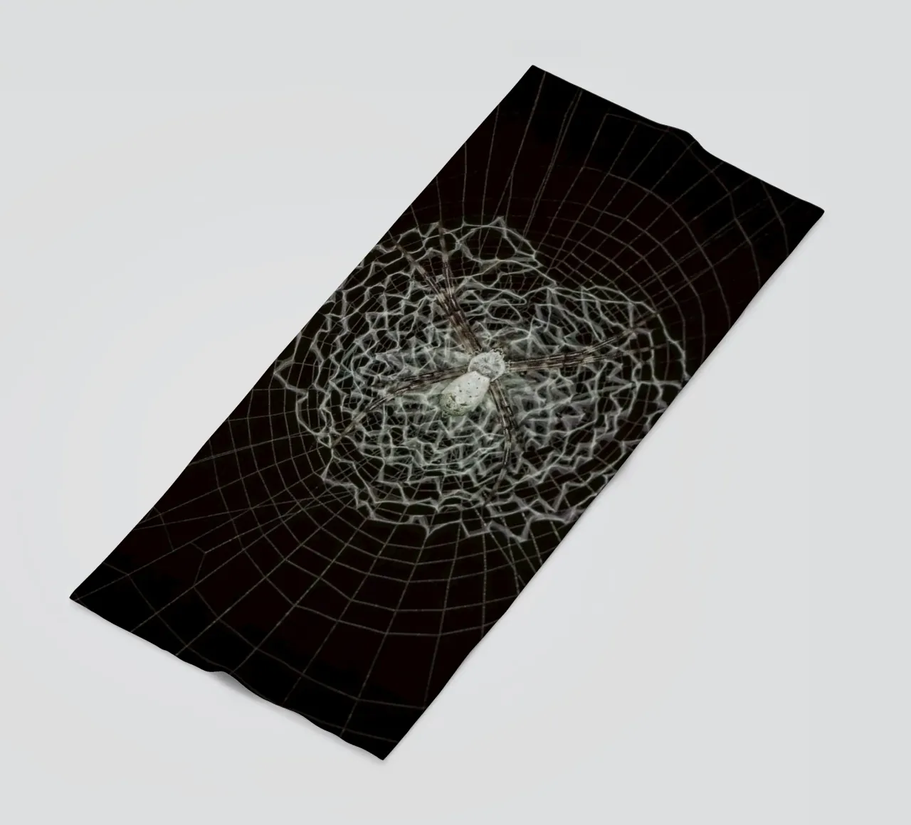 Ein Netz der Liebe - Die Spinne webt das Netz der Liebe Strandtuch von Curious Collections by Marielle Leenders