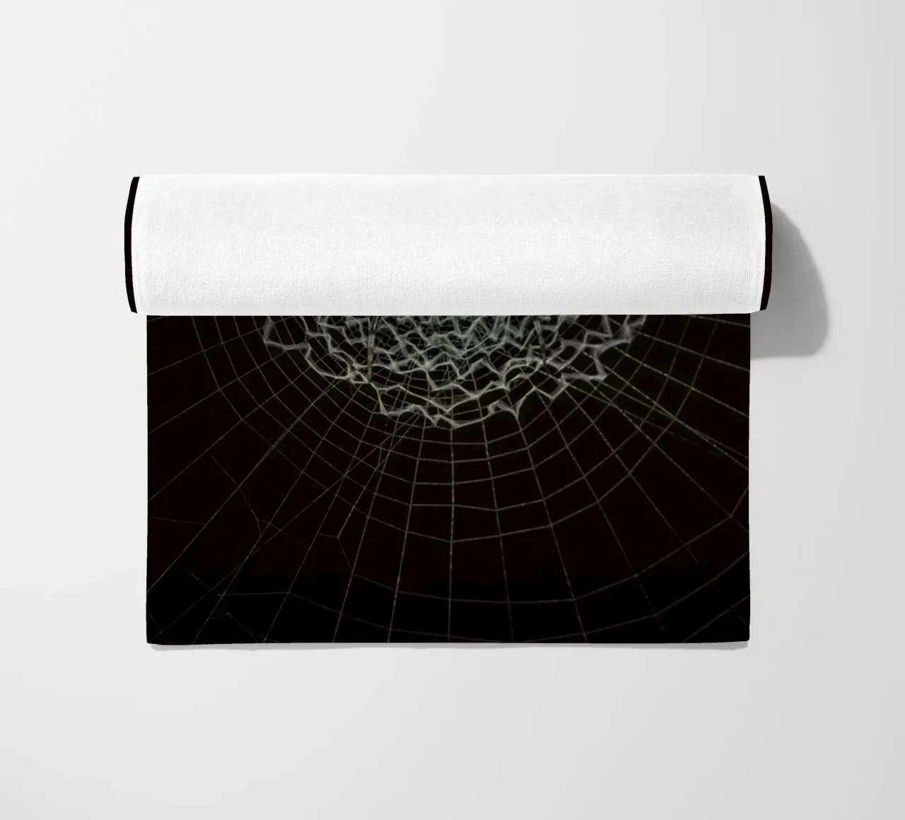 Ein Netz der Liebe - Die Spinne webt das Netz der Liebe Strandtuch von Curious Collections by Marielle Leenders