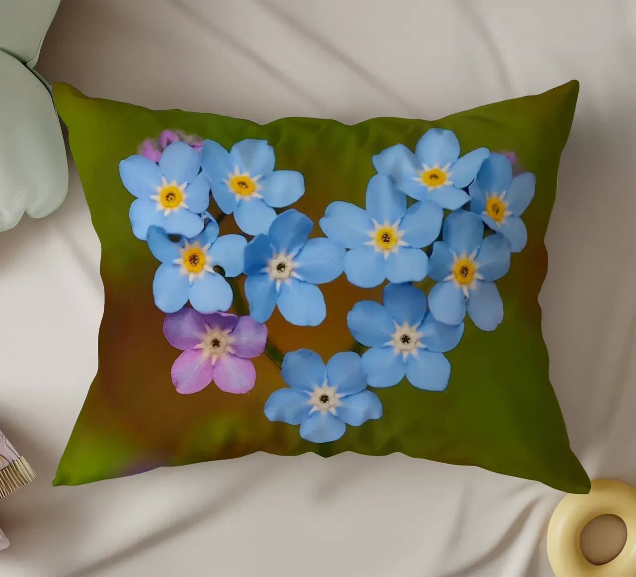 Un cuore blu - Nontiscordardime che simboleggia l'amore cuscino da Curious Collections by Marielle Leenders