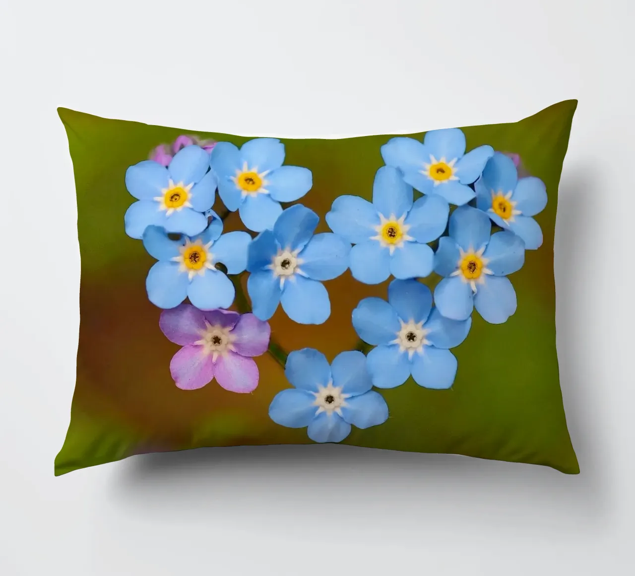 Un cuore blu - Nontiscordardime che simboleggia l'amore cuscino da Curious Collections by Marielle Leenders