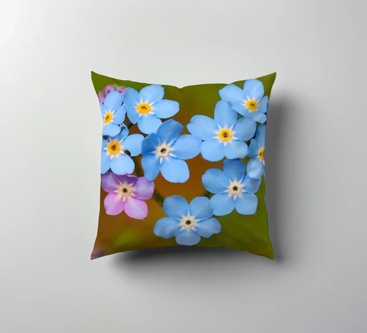 Un cuore blu - Nontiscordardime che simboleggia l'amore cuscino da Curious Collections by Marielle Leenders