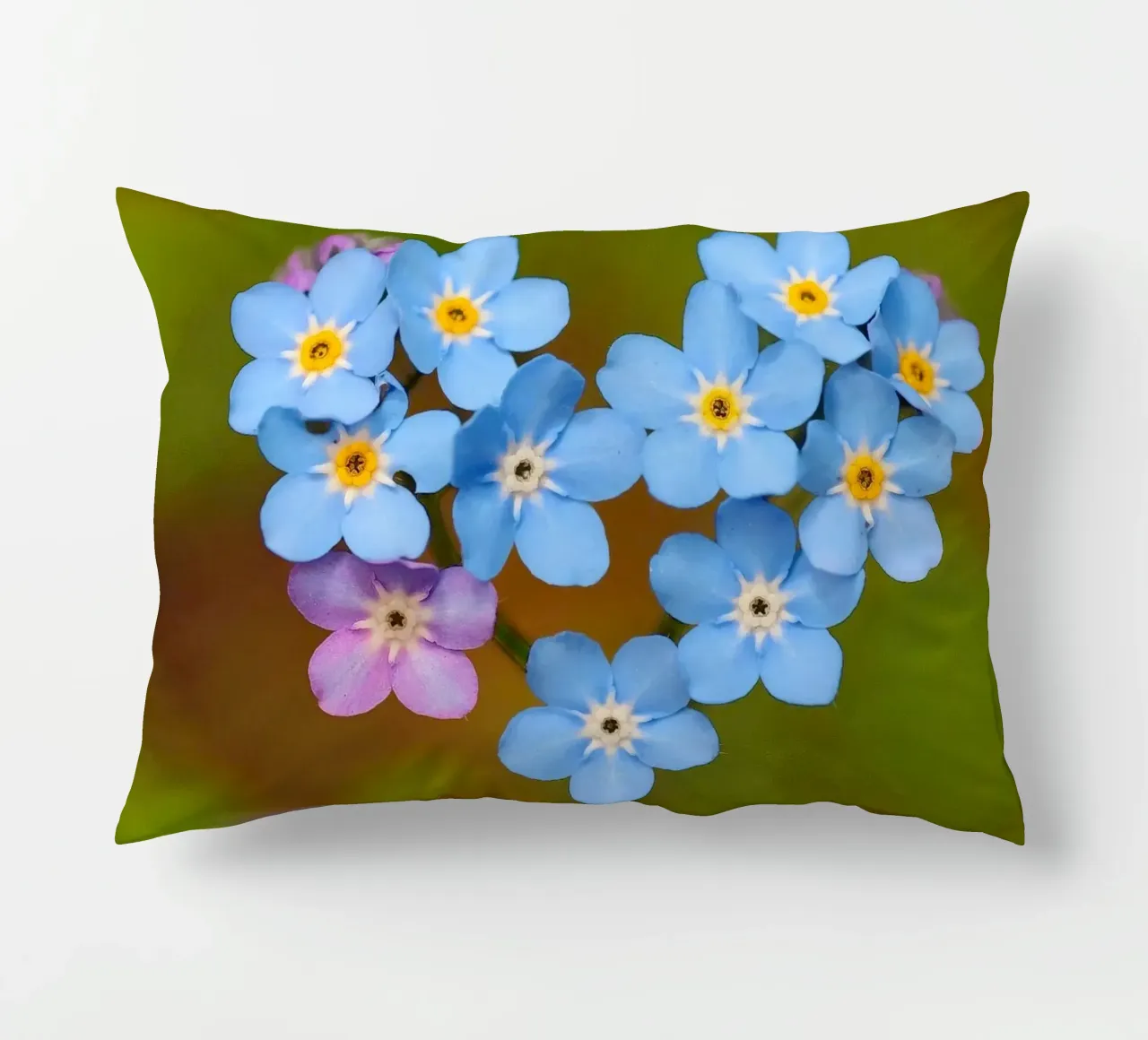 Un cuore blu - Nontiscordardime che simboleggia l'amore cuscino da Curious Collections by Marielle Leenders