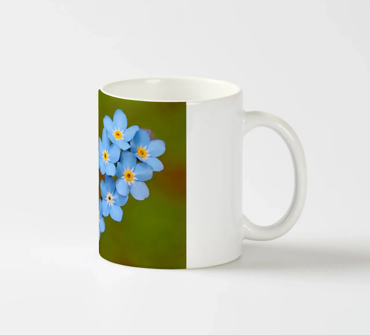 Un cuore blu - Nontiscordardime che simboleggia l'amore tazza in ceramica da Curious Collections by Marielle Leenders