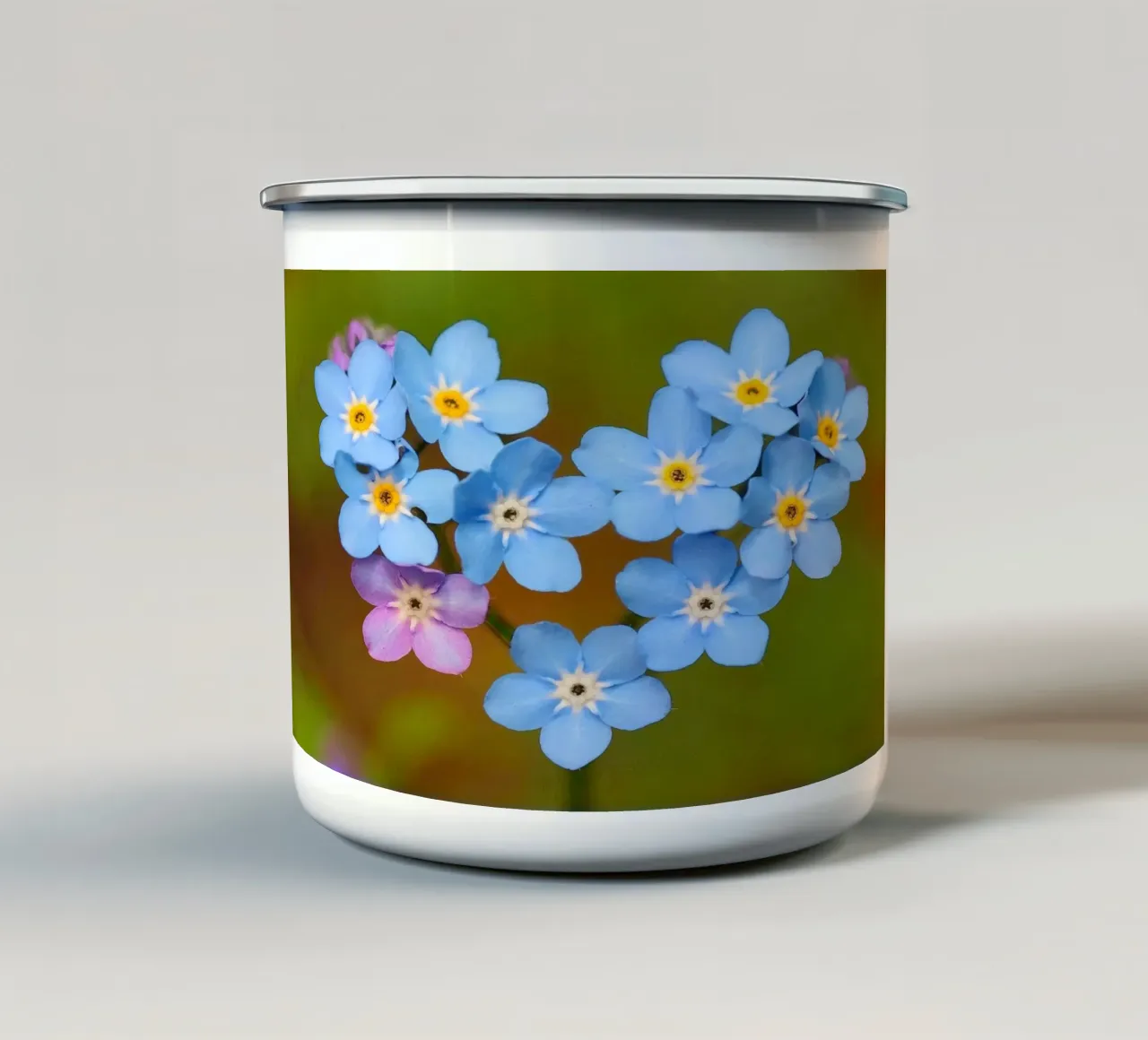Un cuore blu - Nontiscordardime che simboleggia l'amore tazza in smalto da Curious Collections by Marielle Leenders