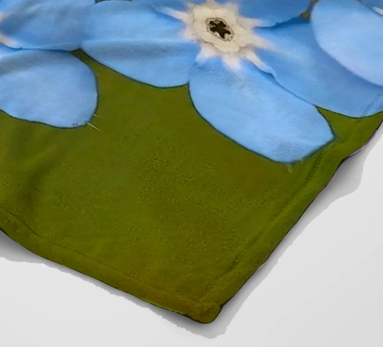 Un cuore blu - Nontiscordardime che simboleggia l'amore coperta in pile da Curious Collections by Marielle Leenders