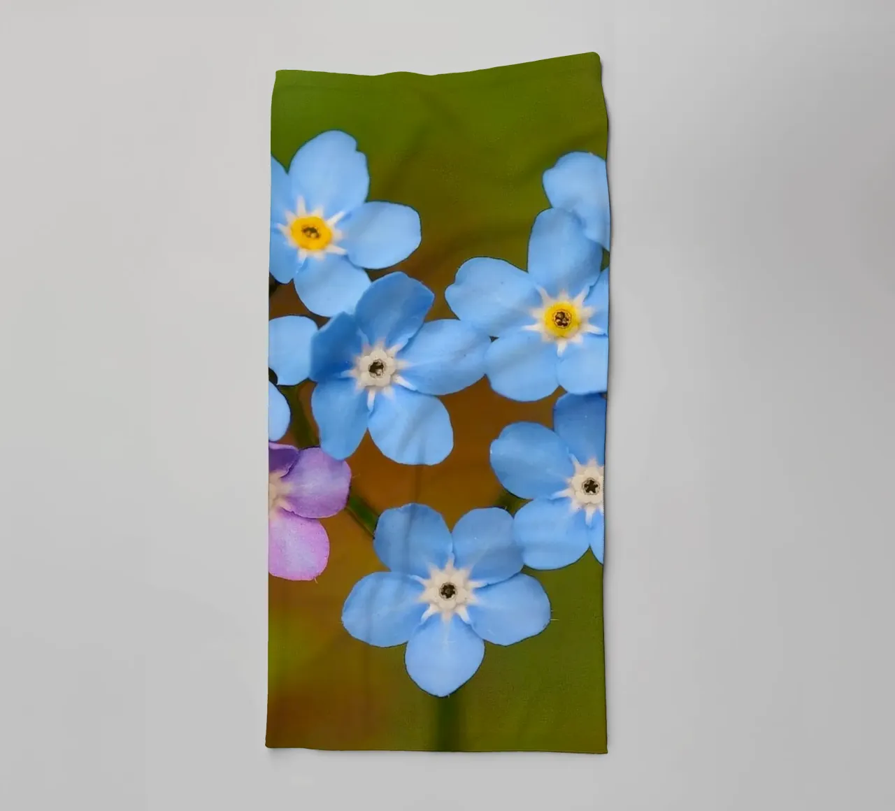 Un cuore blu - Nontiscordardime che simboleggia l'amore asciugamano da bagno da Curious Collections by Marielle Leenders