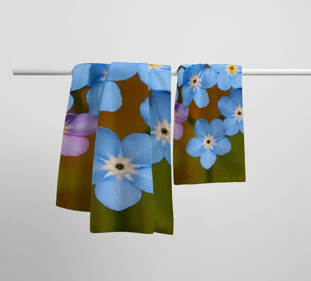 Un cuore blu - Nontiscordardime che simboleggia l'amore asciugamano da bagno da Curious Collections by Marielle Leenders