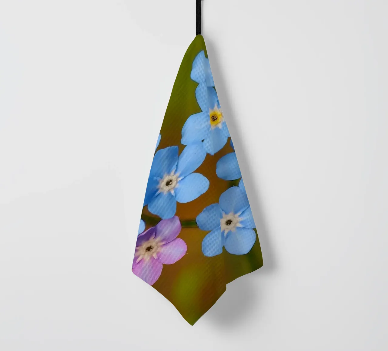 Un cuore blu - Nontiscordardime che simboleggia l'amore canovaccio da cucina da Curious Collections by Marielle Leenders