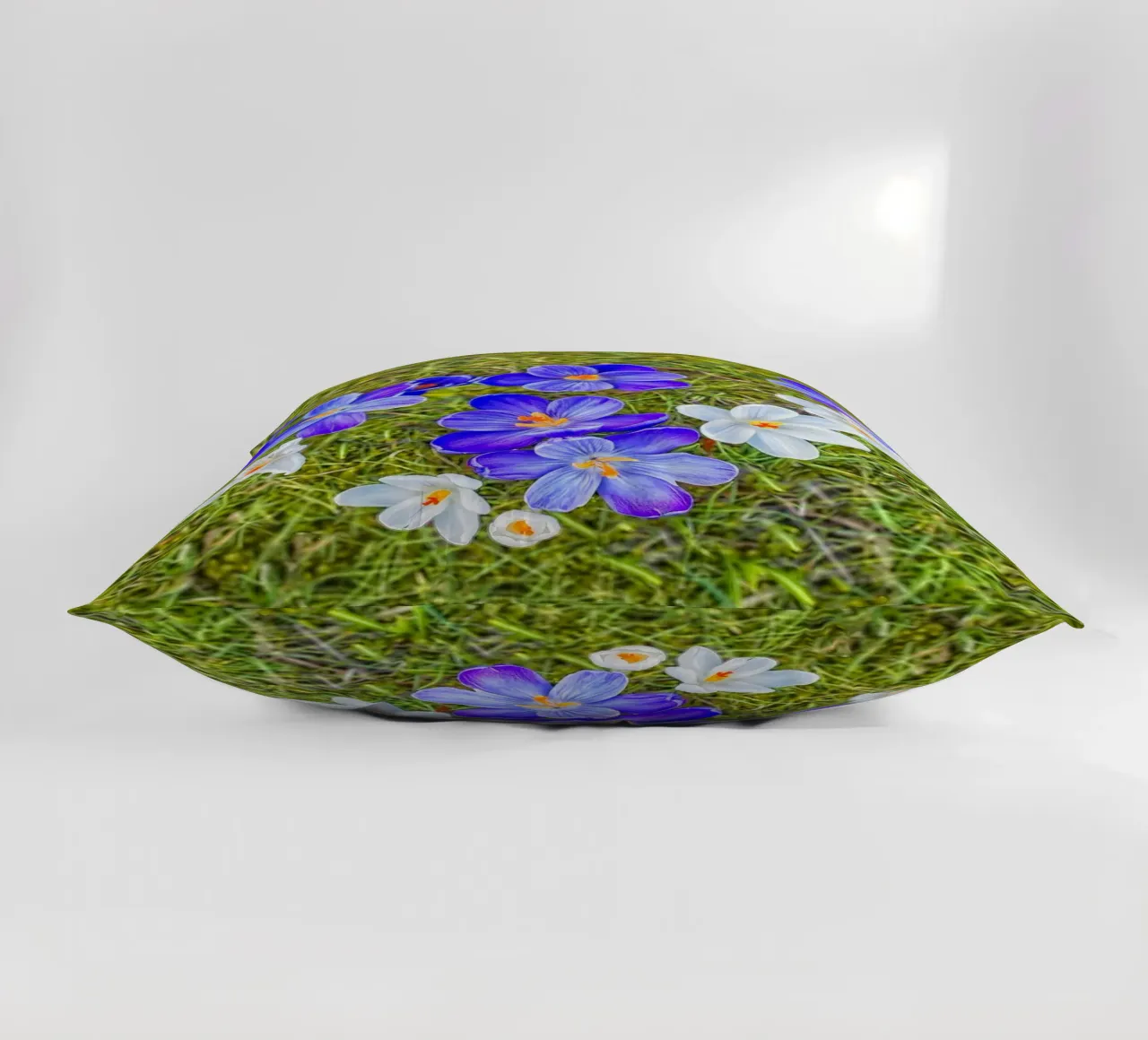 Amore di primavera - Crochi a forma di cuore cuscino da Curious Collections by Marielle Leenders