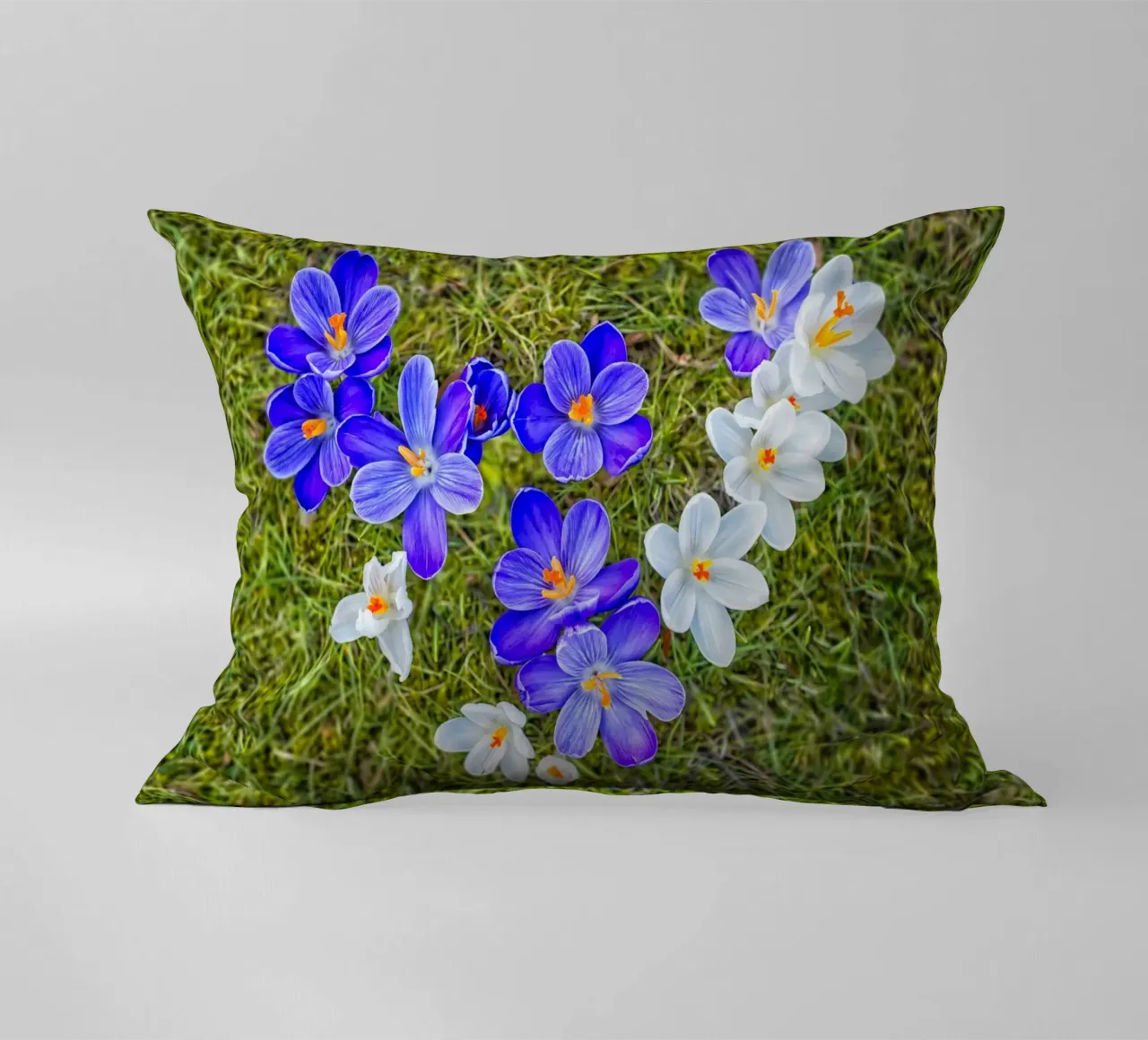 Amore di primavera - Crochi a forma di cuore cuscino da Curious Collections by Marielle Leenders