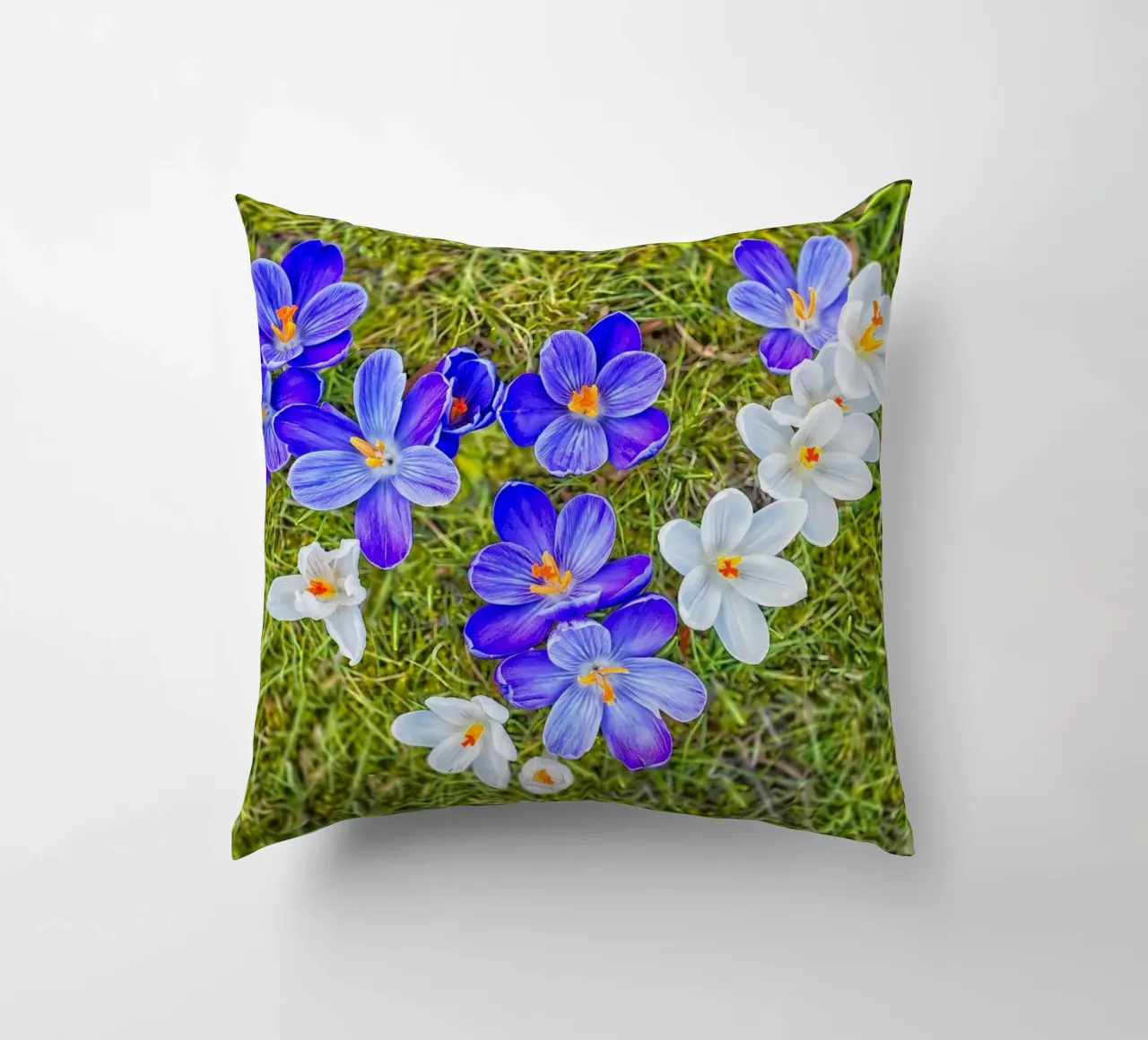 Amore di primavera - Crochi a forma di cuore cuscino da Curious Collections by Marielle Leenders