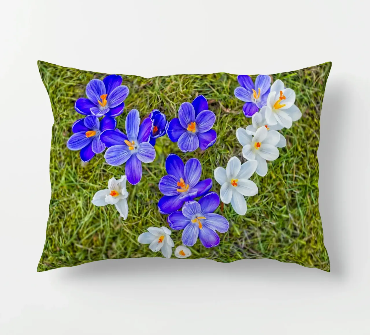 Amore di primavera - Crochi a forma di cuore cuscino da Curious Collections by Marielle Leenders