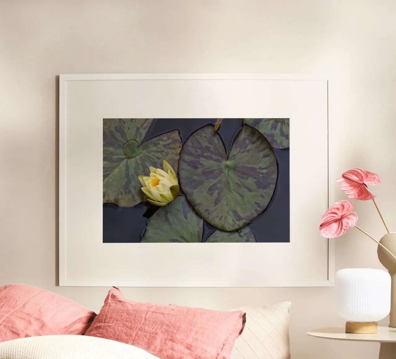 Bellezza del cuore - Giglio giallo e foglie a forma di cuore poster con telaio in plastica da Curious Collections by Marielle Leenders