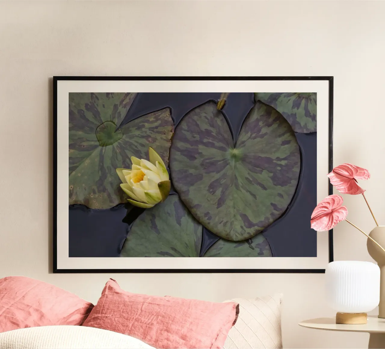 Bellezza del cuore - Giglio giallo e foglie a forma di cuore poster con telaio in plastica da Curious Collections by Marielle Leenders