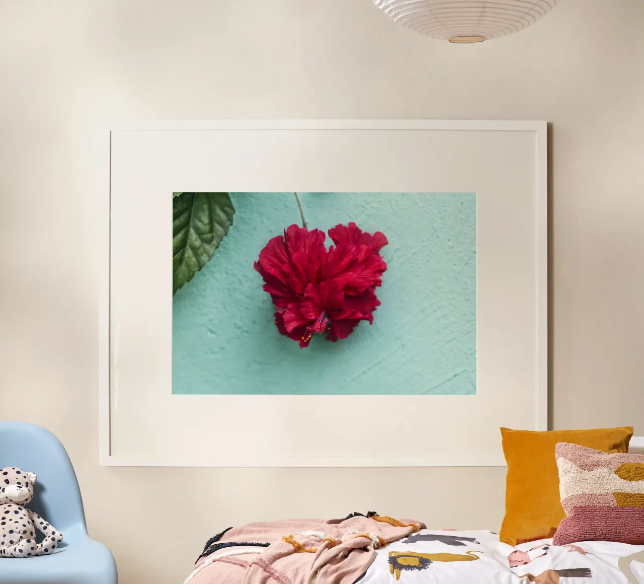 Romanticismo esotico - Fiore di ibisco a forma di cuore poster con telaio in legno da Curious Collections by Marielle Leenders