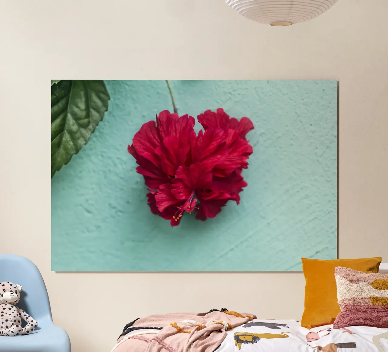 Romanticismo esotico - Fiore di ibisco a forma di cuore poster con telaio in legno da Curious Collections by Marielle Leenders