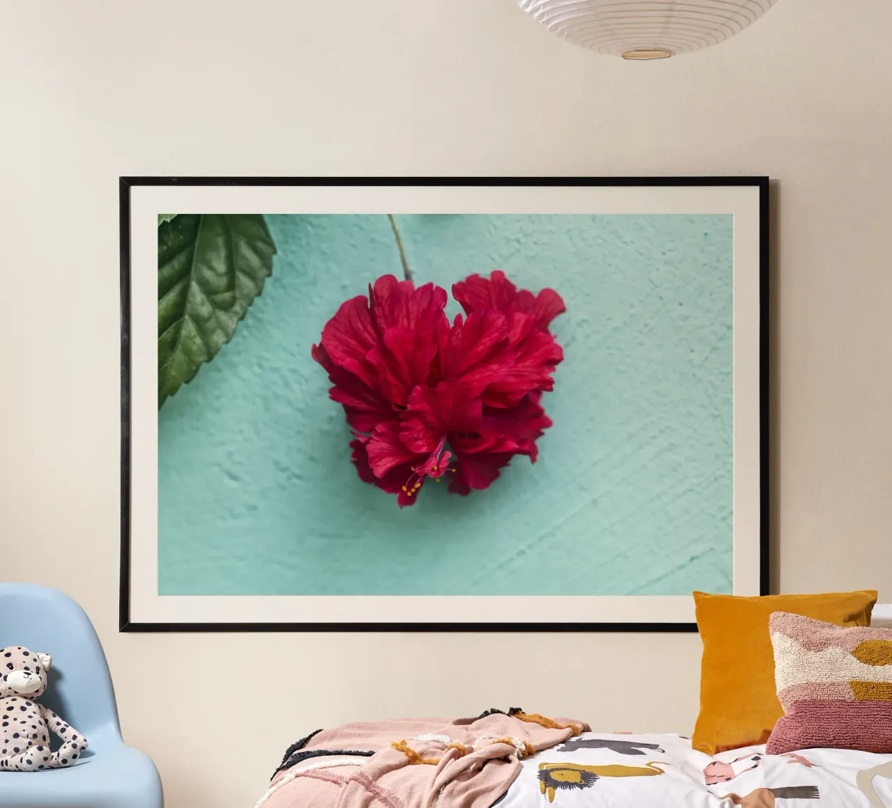 Romanticismo esotico - Fiore di ibisco a forma di cuore poster con telaio in legno da Curious Collections by Marielle Leenders