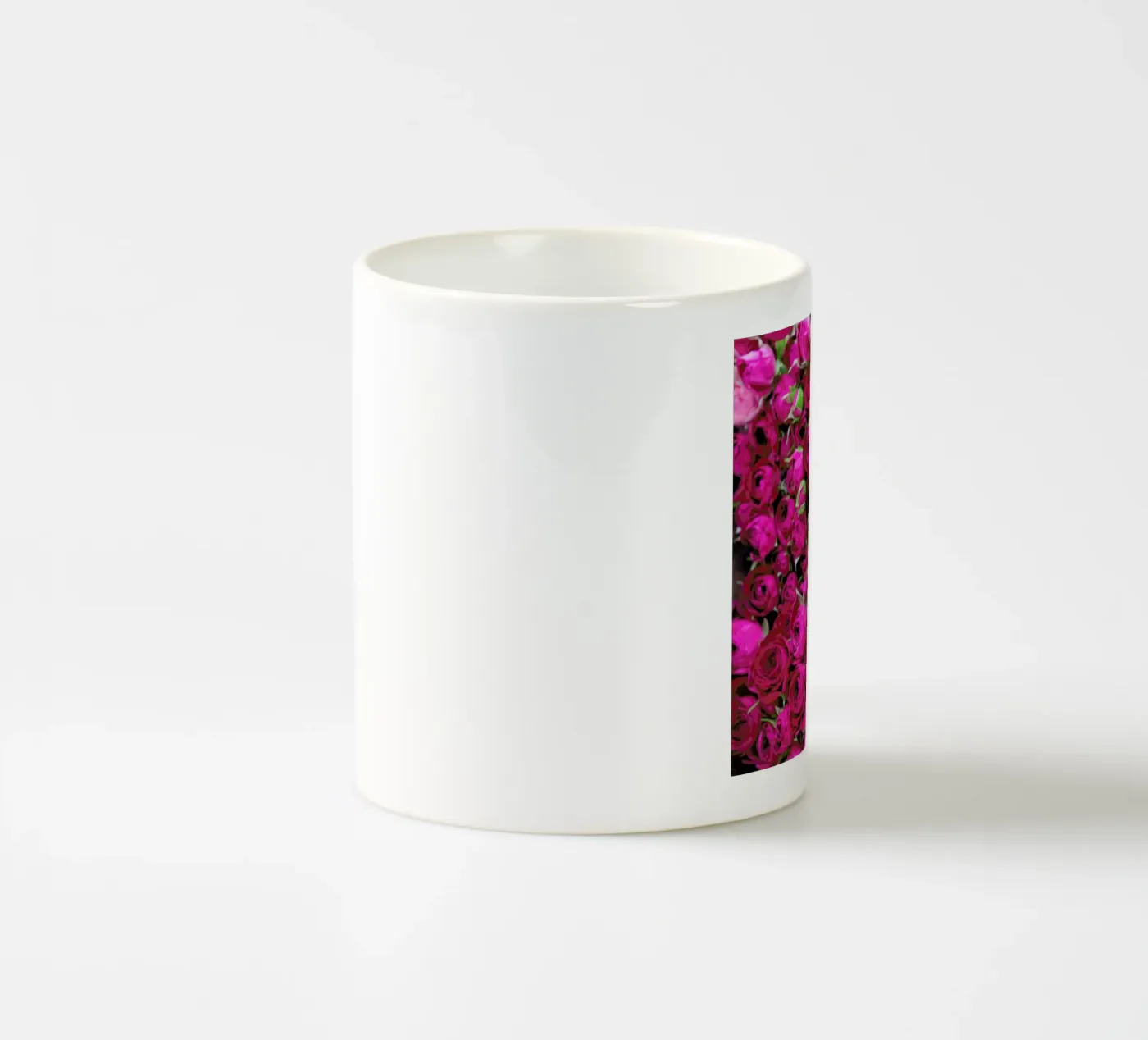 Ranunculus tazza in ceramica da Catherine McDonald
