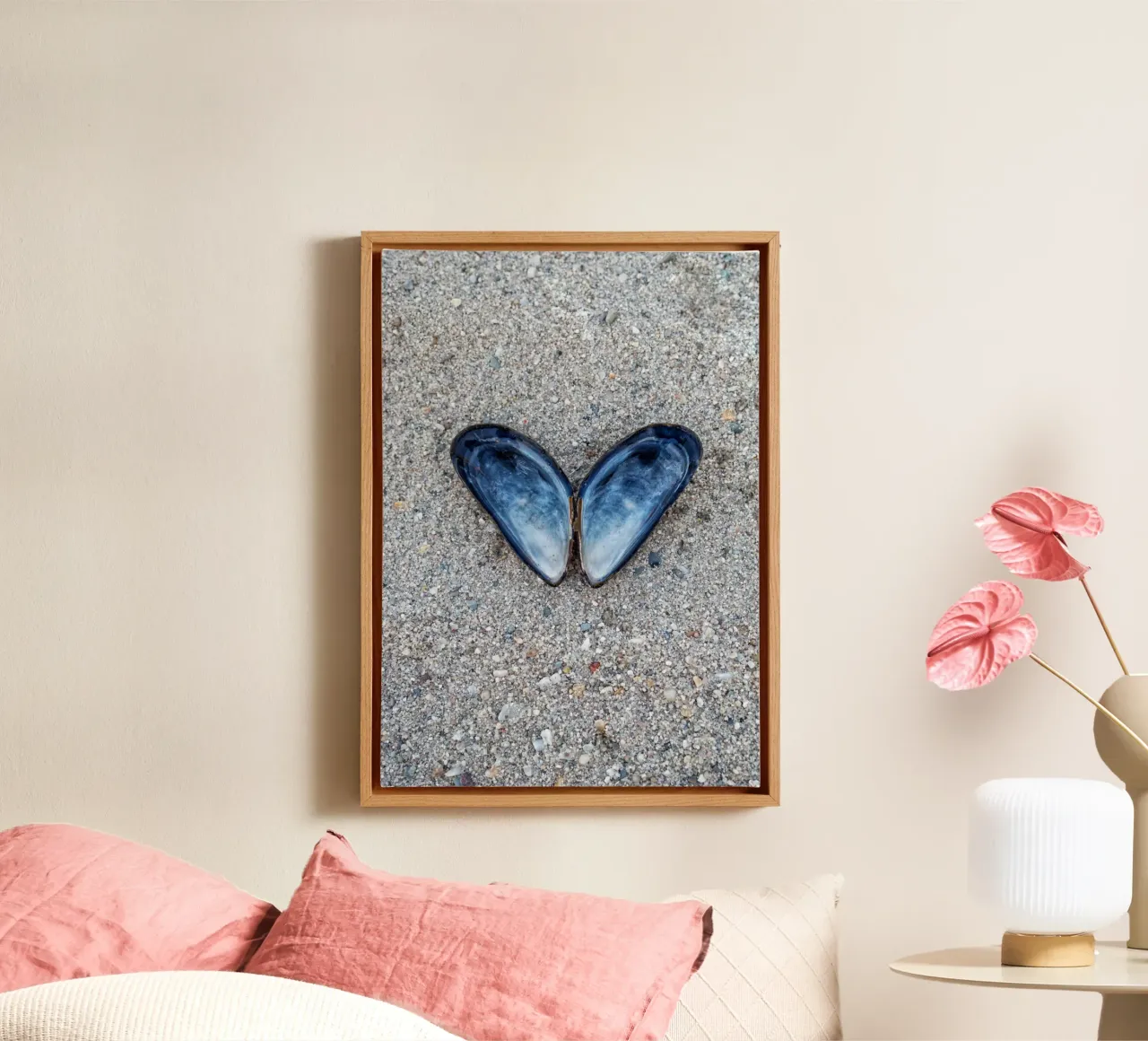 Il cuore dell'oceano - Due cozze che formano un cuore tela con Cornice a cassetta da Curious Collections by Marielle Leenders
