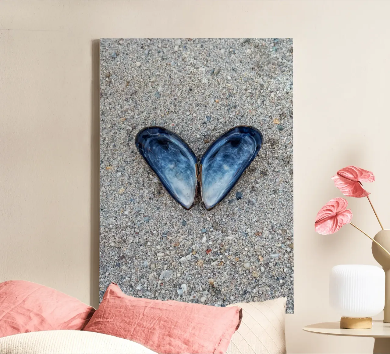 Il cuore dell'oceano - Due cozze che formano un cuore tela con Cornice a cassetta da Curious Collections by Marielle Leenders