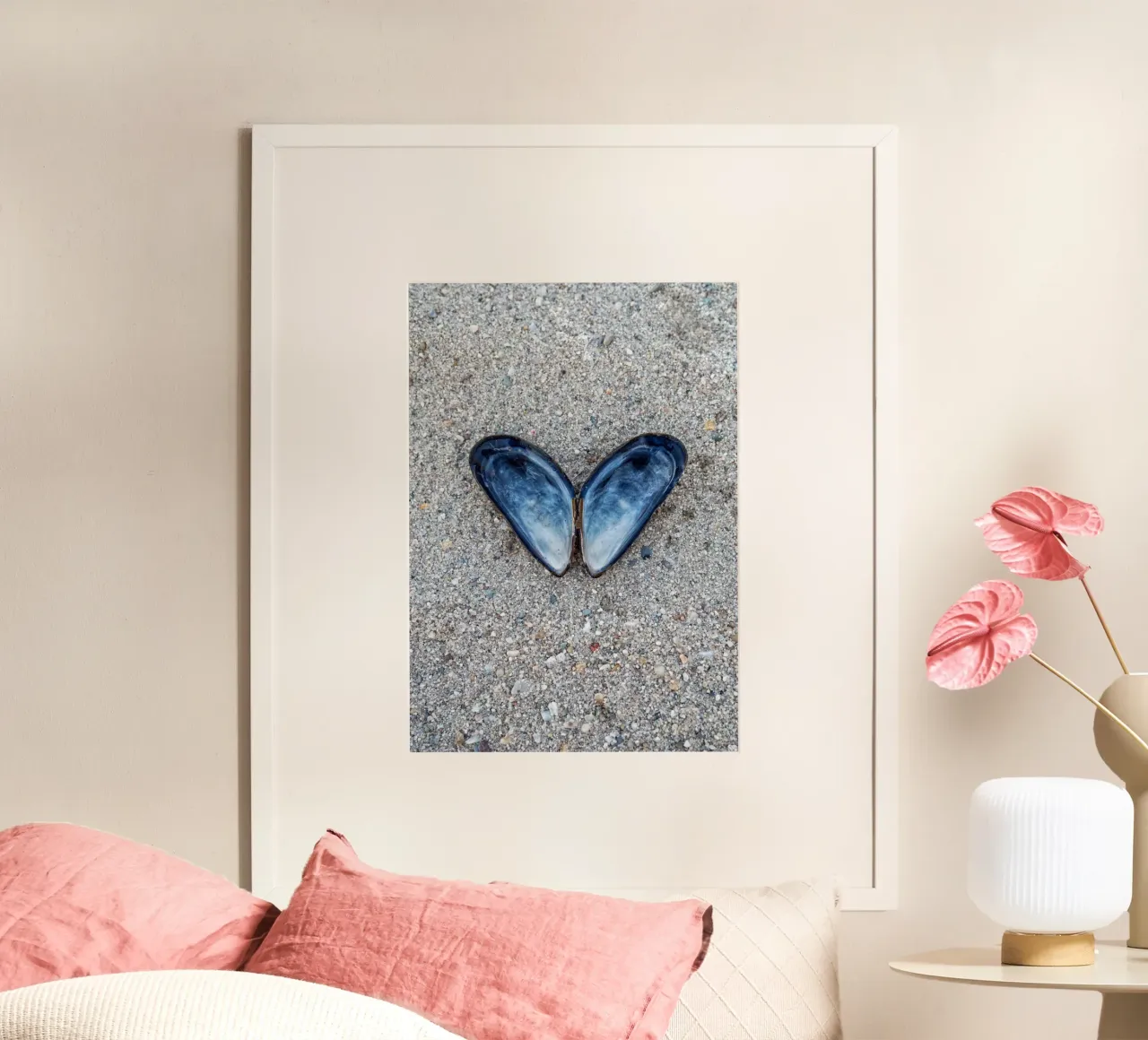 Il cuore dell'oceano - Due cozze che formano un cuore poster con telaio in legno da Curious Collections by Marielle Leenders