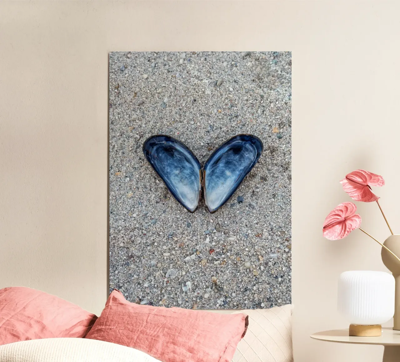 Il cuore dell'oceano - Due cozze che formano un cuore poster con telaio in legno da Curious Collections by Marielle Leenders