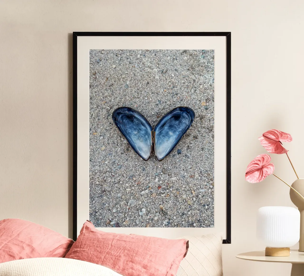 Il cuore dell'oceano - Due cozze che formano un cuore poster con telaio in legno da Curious Collections by Marielle Leenders