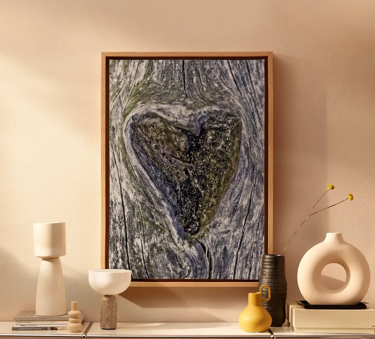 Un cuore nella foresta - La cavità dell'albero che simboleggia l'amore tela con Cornice a cassetta da Curious Collections by Marielle Leenders