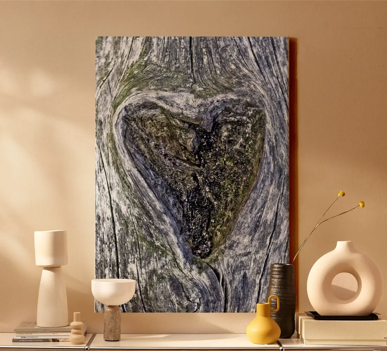 Un cuore nella foresta - La cavità dell'albero che simboleggia l'amore tela con Cornice a cassetta da Curious Collections by Marielle Leenders