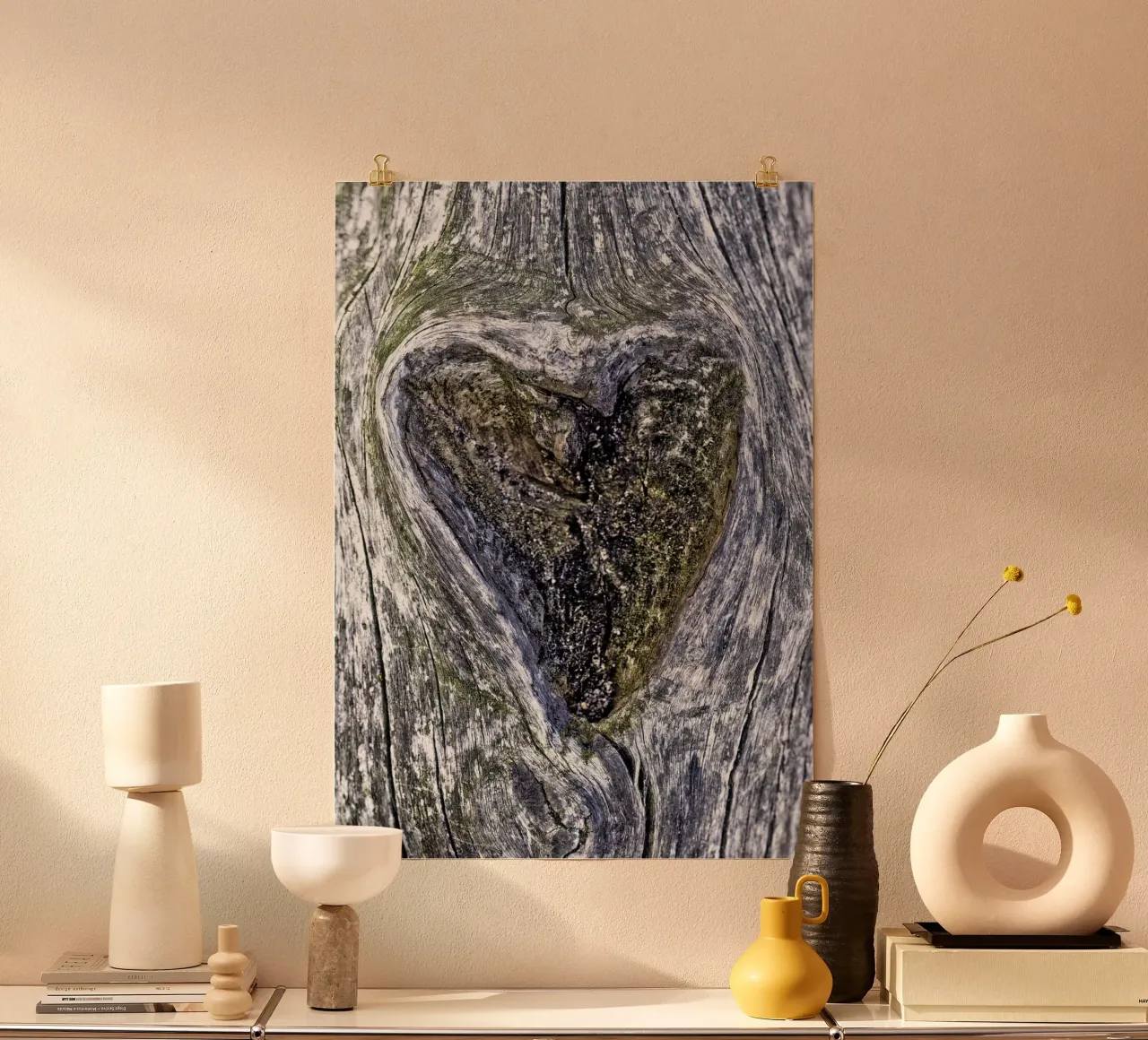 Un cuore nella foresta - La cavità dell'albero che simboleggia l'amore poster con telaio in plastica da Curious Collections by Marielle Leenders