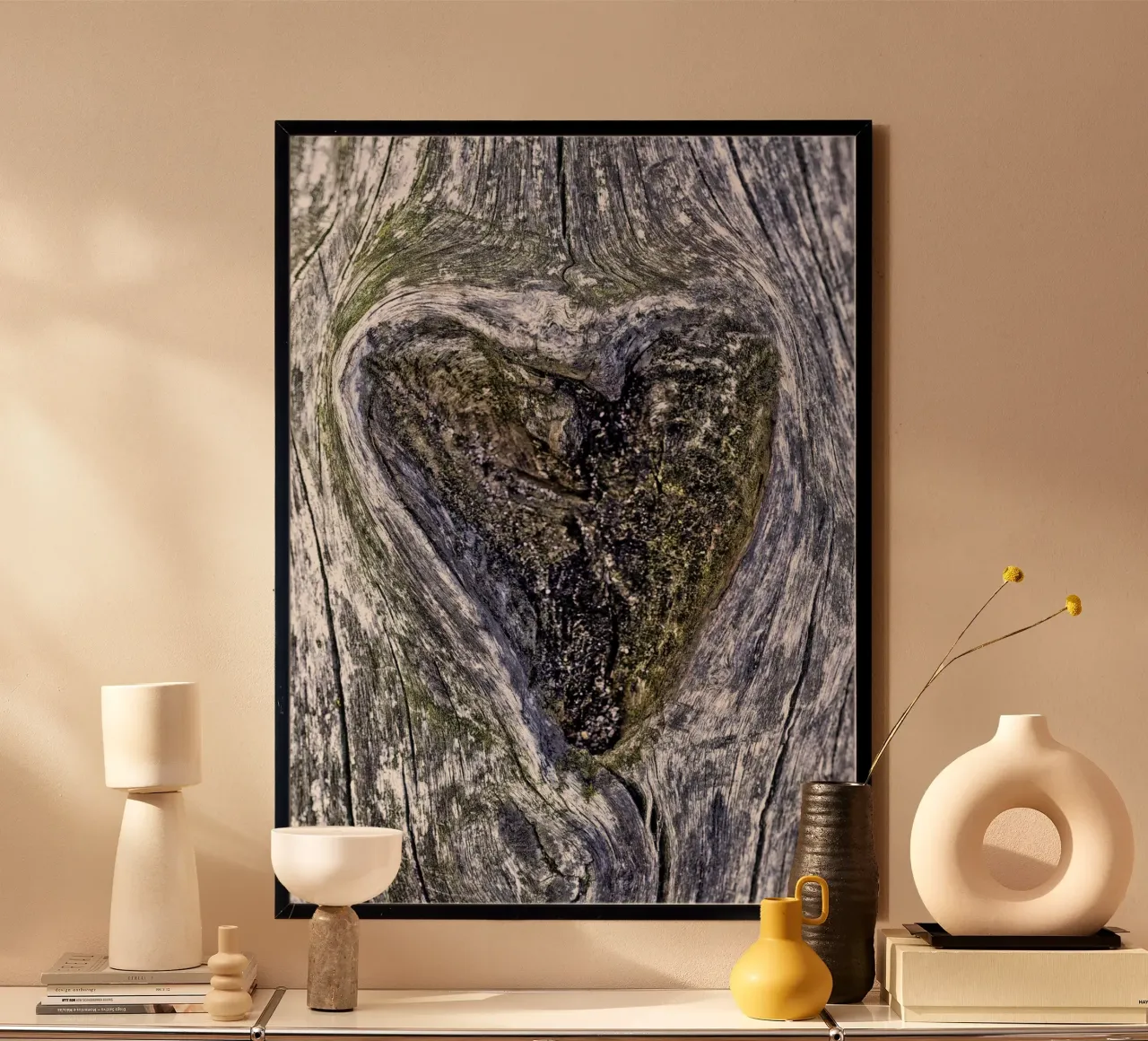 Un cuore nella foresta - La cavità dell'albero che simboleggia l'amore poster con telaio in plastica da Curious Collections by Marielle Leenders