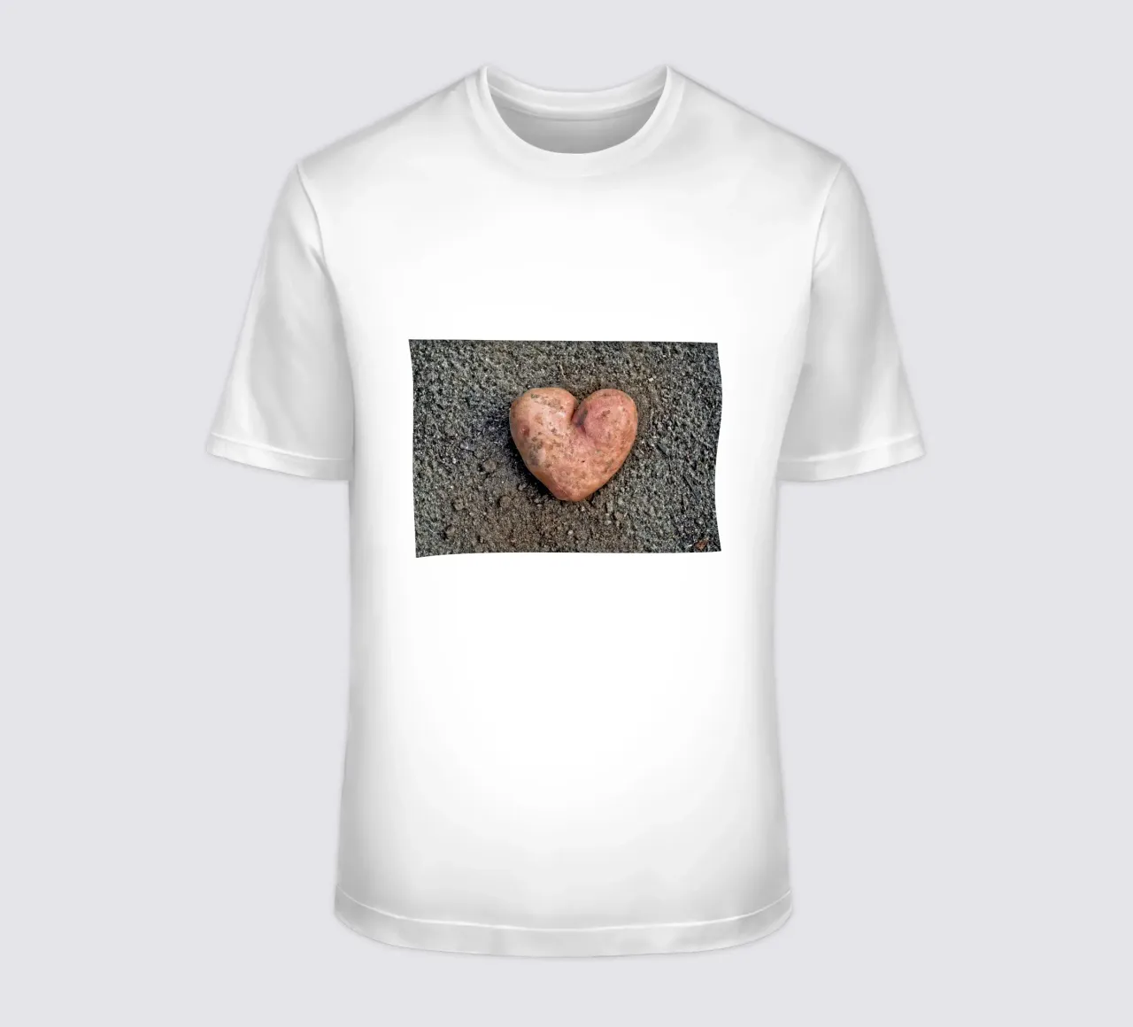 Simbolo di amore e nutrimento - Patata dolce a forma di cuore t-shirt da Curious Collections by Marielle Leenders